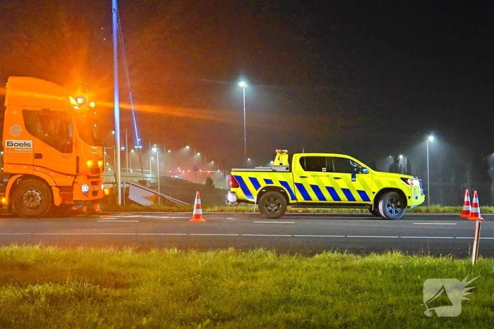 Automobilist belandt naast oprit