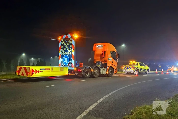 Automobilist belandt naast oprit