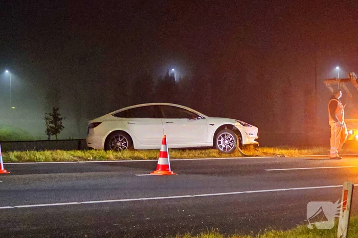 Automobilist belandt naast oprit