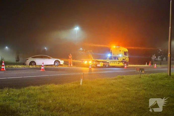 Automobilist belandt naast oprit