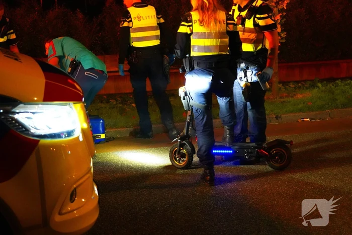 Persoon op electrische step komt hard ten val