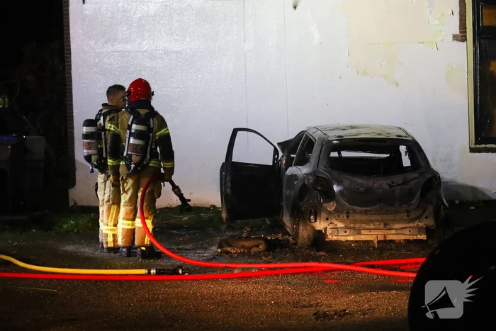 Auto totaal verwoest door brand