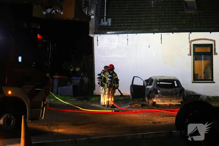 Auto totaal verwoest door brand