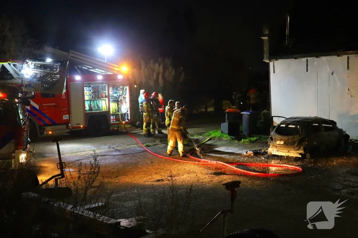 Auto totaal verwoest door brand