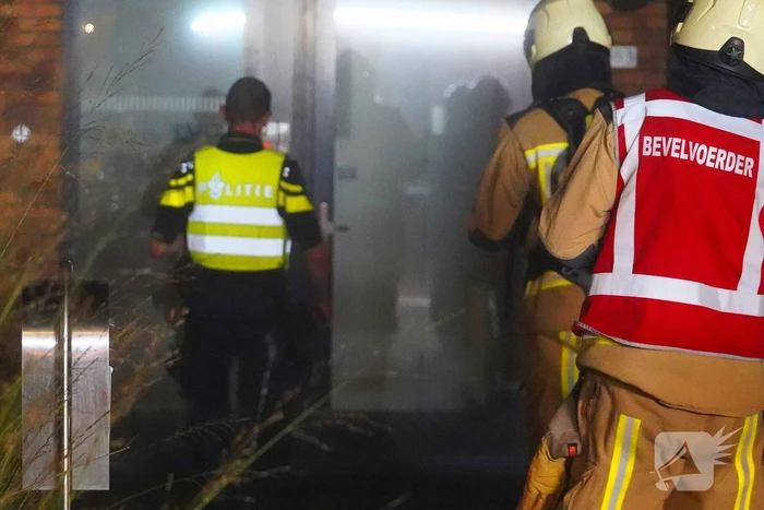 Brandweer in actie na brandalarm en brandlucht in politiebureau