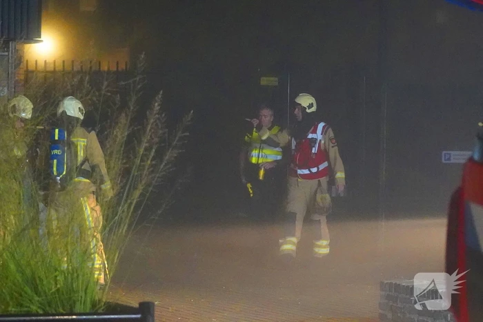 Brandweer in actie na brandalarm en brandlucht in politiebureau