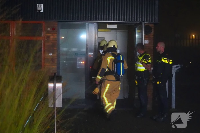 Brandweer in actie na brandalarm en brandlucht in politiebureau