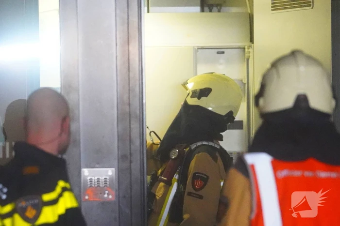 Brandweer in actie na brandalarm en brandlucht in politiebureau