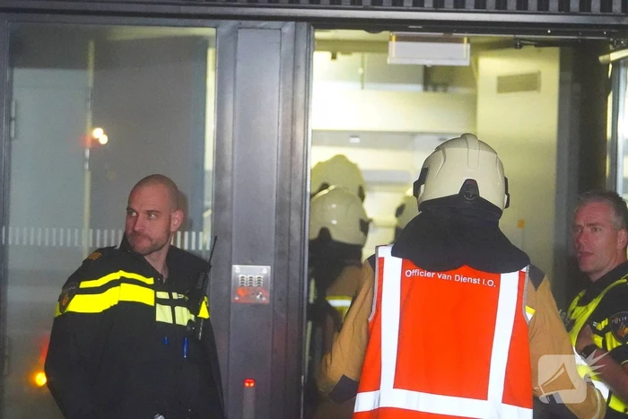 Brandweer in actie na brandalarm en brandlucht in politiebureau