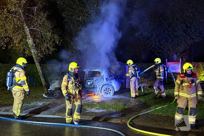Auto uitgebrand na crash tegen boom