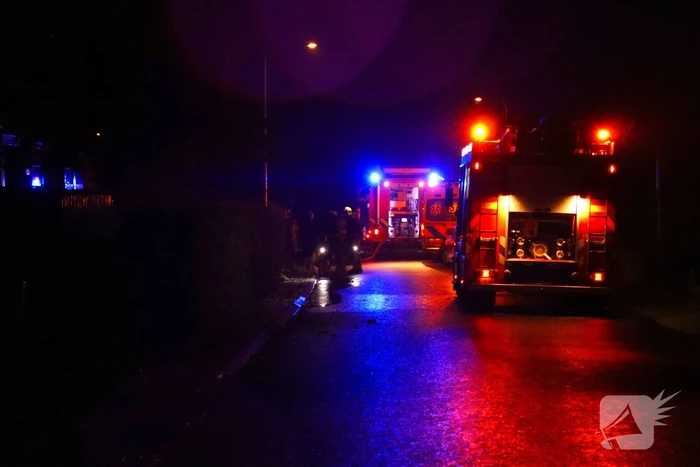 Auto uitgebrand na crash tegen boom