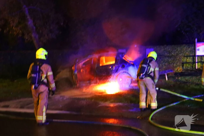 Auto uitgebrand na crash tegen boom