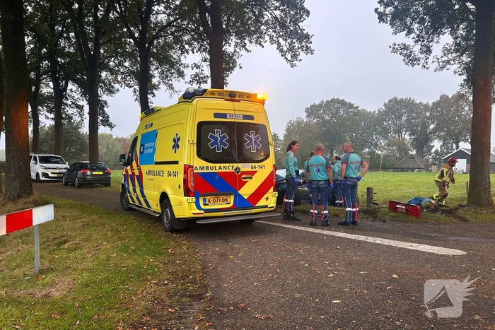 Gewonde en ravage na botsing, auto belandt op zijkant