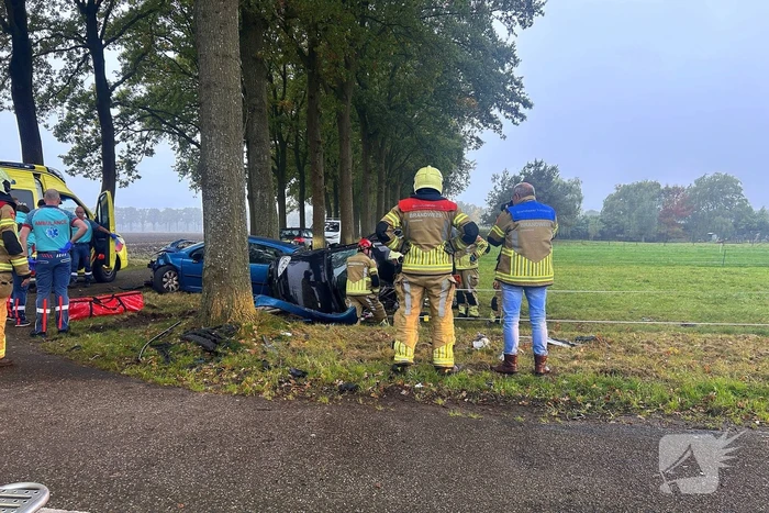 Gewonde en ravage na botsing, auto belandt op zijkant