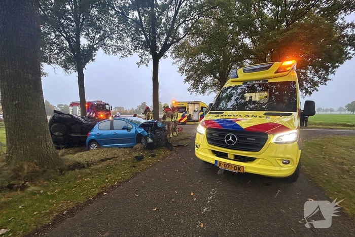 Gewonde en ravage na botsing, auto belandt op zijkant