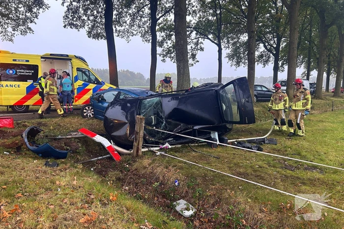 Gewonde en ravage na botsing, auto belandt op zijkant
