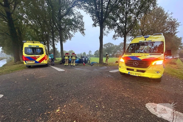 Gewonde en ravage na botsing, auto belandt op zijkant