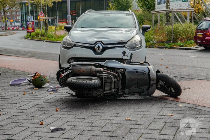 Scooterrijder gewond bij aanrijding met auto