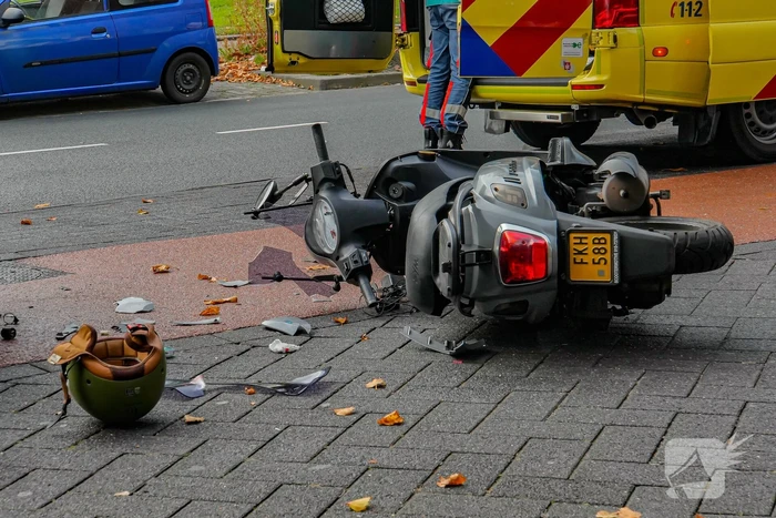 Scooterrijder gewond bij aanrijding met auto