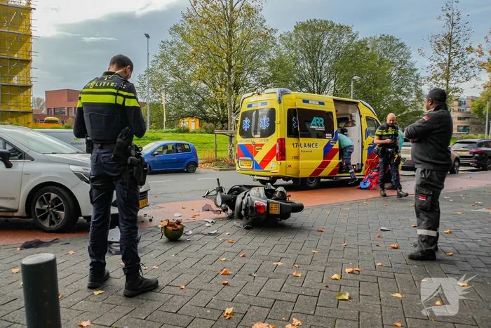Scooterrijder gewond bij aanrijding met auto
