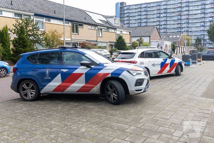 Man aangehouden na conflict bij woning, voertuig doorzocht op mogelijk vuurwapen