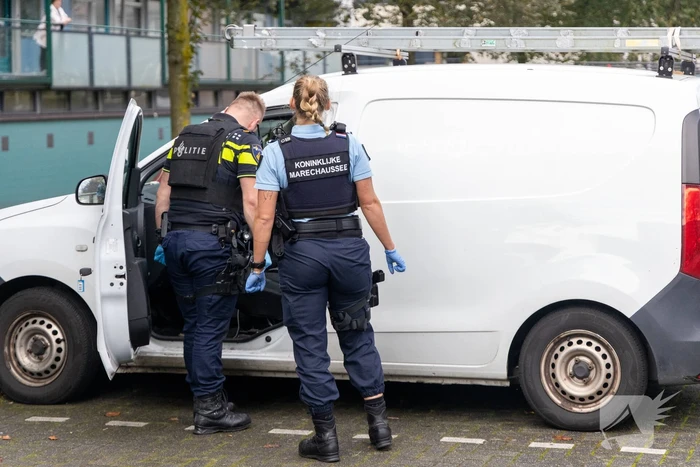 Man aangehouden na conflict bij woning, voertuig doorzocht op mogelijk vuurwapen