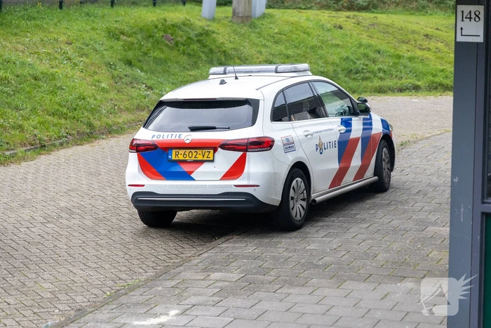 Man aangehouden na conflict bij woning, voertuig doorzocht op mogelijk vuurwapen