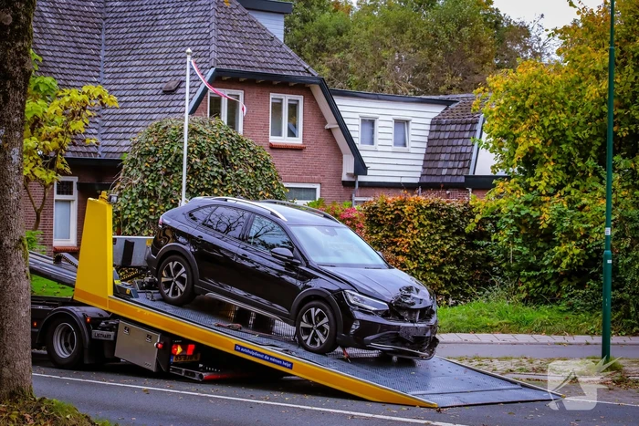 Twee personenwagens botsen op kruispunt