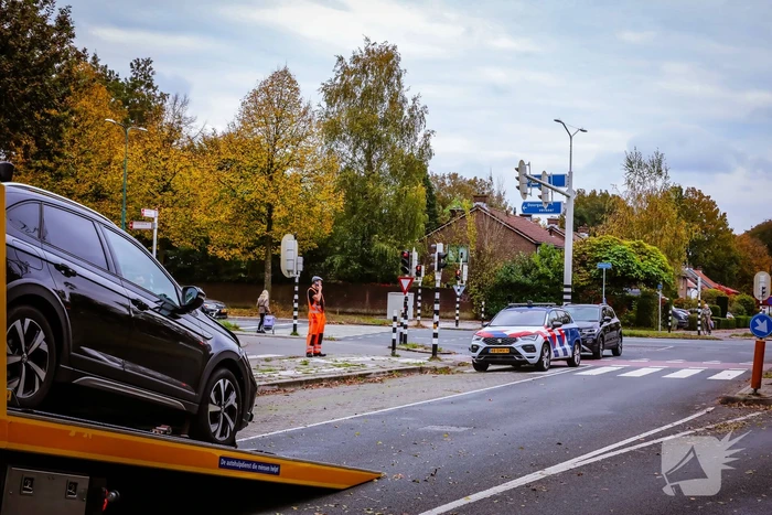 Twee personenwagens botsen op kruispunt