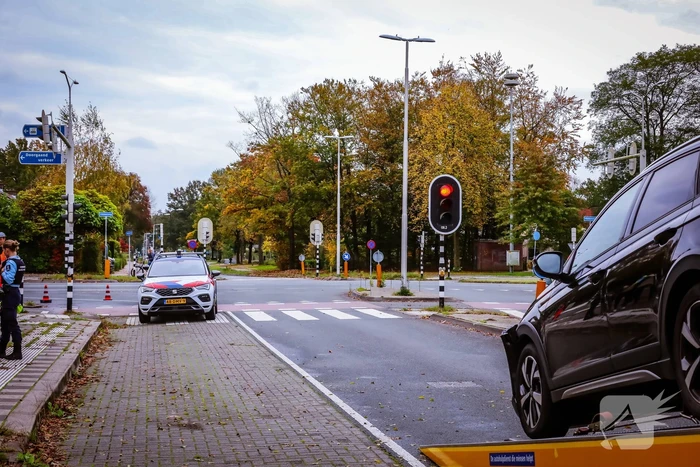 Twee personenwagens botsen op kruispunt