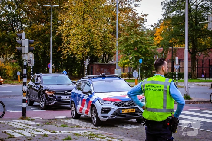 Twee personenwagens botsen op kruispunt