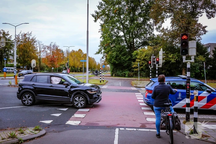 Twee personenwagens botsen op kruispunt
