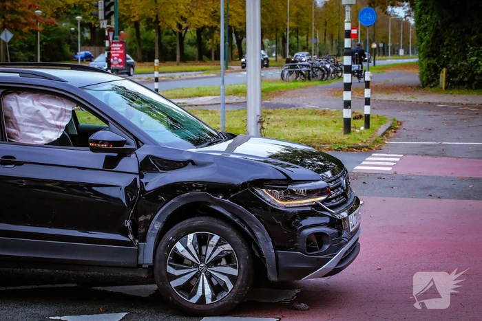 Twee personenwagens botsen op kruispunt