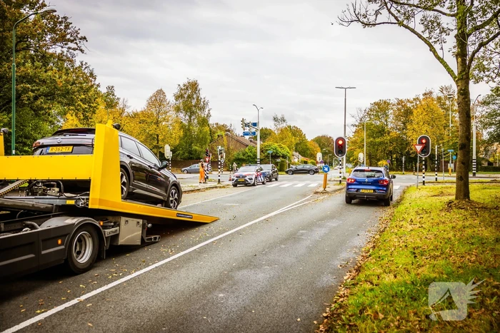Twee personenwagens botsen op kruispunt