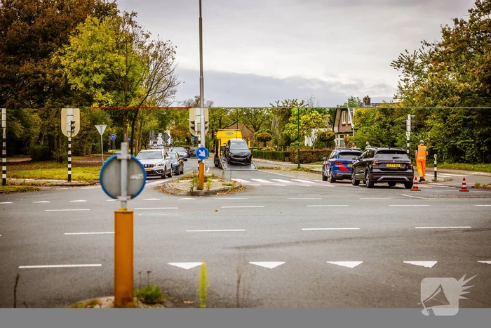 Twee personenwagens botsen op kruispunt