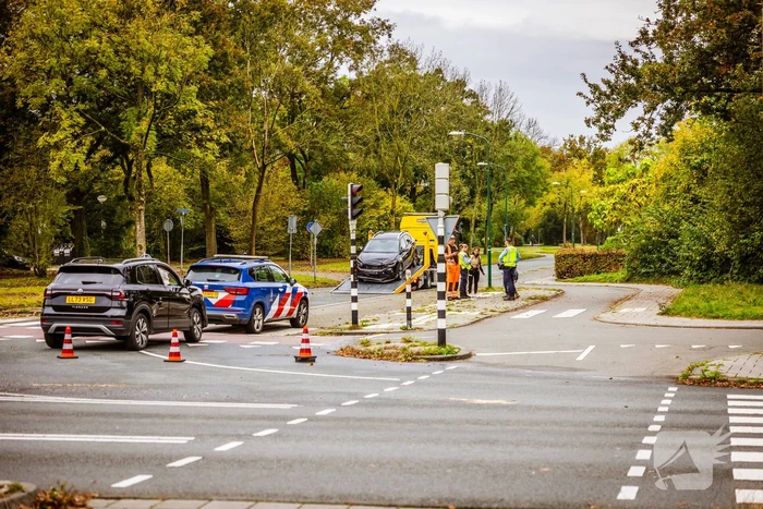 Twee personenwagens botsen op kruispunt