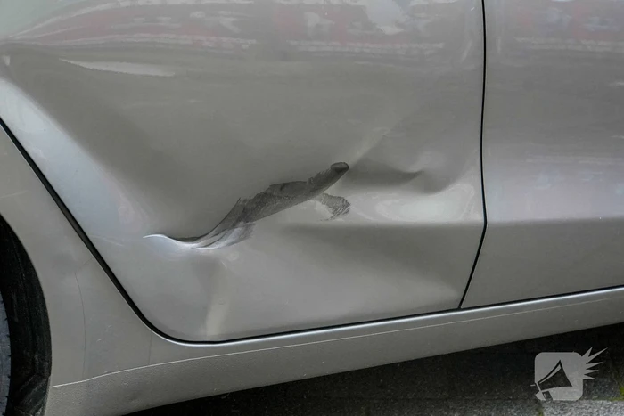 Scooterrijder knalt in flank van auto