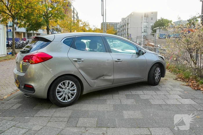 Scooterrijder knalt in flank van auto