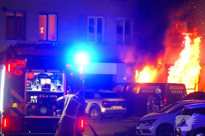 Metershoge vlammen bij uitslaande woningbrand