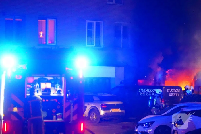 Metershoge vlammen bij uitslaande woningbrand
