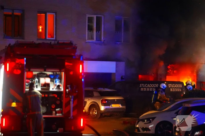 Metershoge vlammen bij uitslaande woningbrand