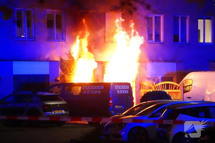 Metershoge vlammen bij uitslaande woningbrand