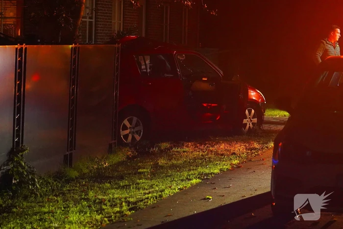 Auto raakt van de weg, botst tegen boom en eindigt in voortuin