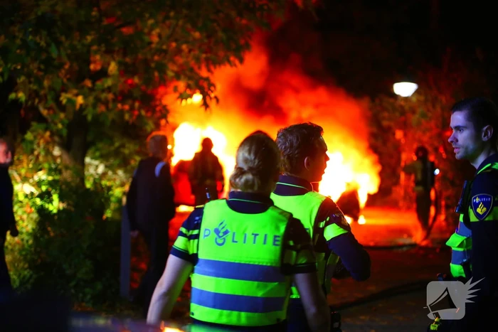 Twee voertuigen door brand verwoest op parkeerplaats