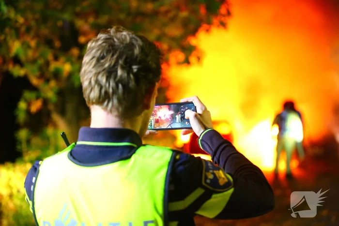 Twee voertuigen door brand verwoest op parkeerplaats