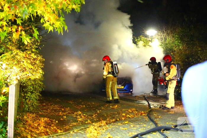 Twee voertuigen door brand verwoest op parkeerplaats