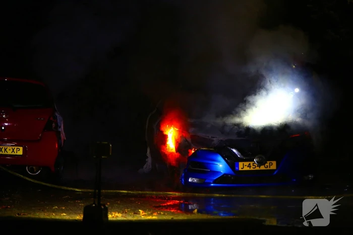 Twee voertuigen door brand verwoest op parkeerplaats