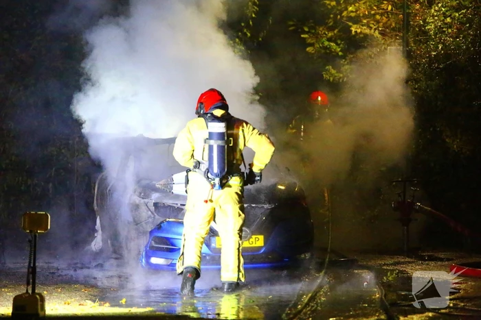 Twee voertuigen door brand verwoest op parkeerplaats