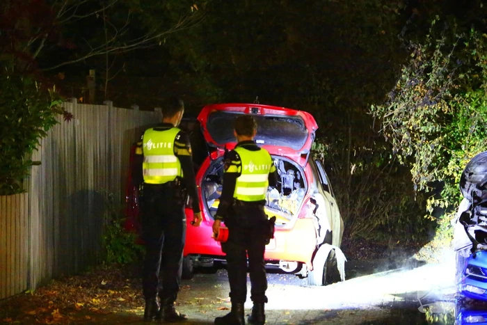 Twee voertuigen door brand verwoest op parkeerplaats