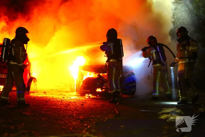 Twee voertuigen door brand verwoest op parkeerplaats